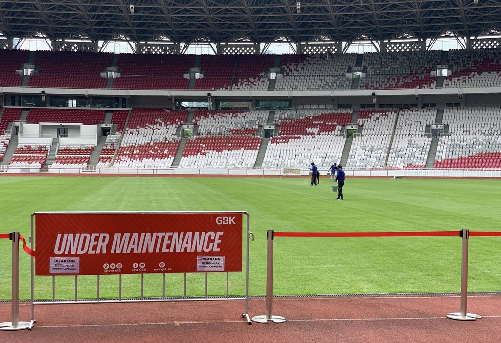 Proses pemeliharaan Stadion Utama Gelora Bung Karno, Selasa (8/11/2022). Rumput stadion telah direnovasi sejak Juni 2022 dan ditargetkan rampung total pada akhir November 2022.