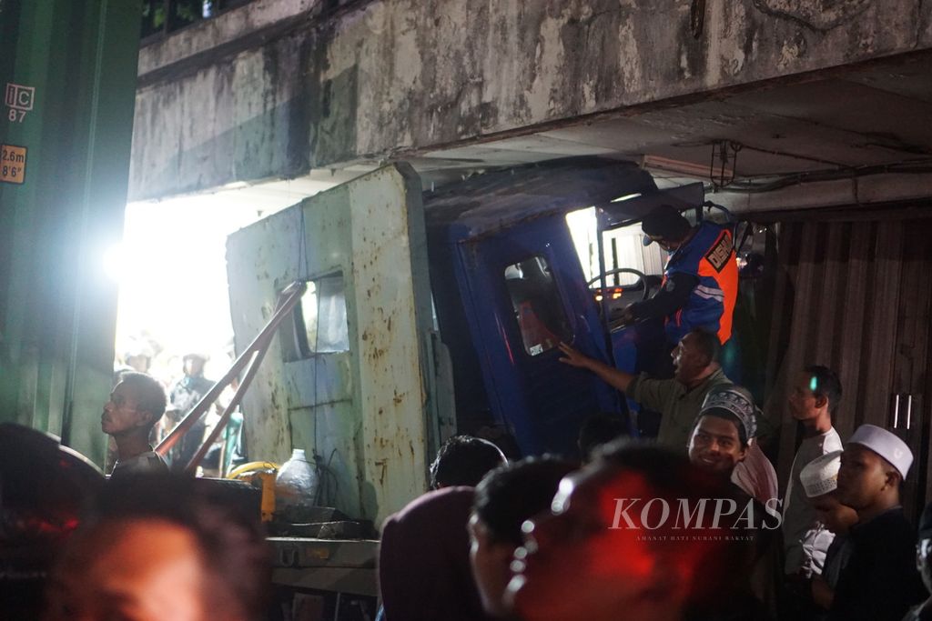 Sebuah truk yang mengangkut kontainer hilang kendali di jalan menurun Simpang Muara Rapak, Kota Balikpapan, Kalimantan Timur, sekitar pukul 22.30 Wita, Rabu (24/5/2023). Truk menabrak sebuah ruko dan menewaskan satu pengendara sepeda motor. Ini kejadian kesekian kali kecelakaan maut di simpang tersebut.