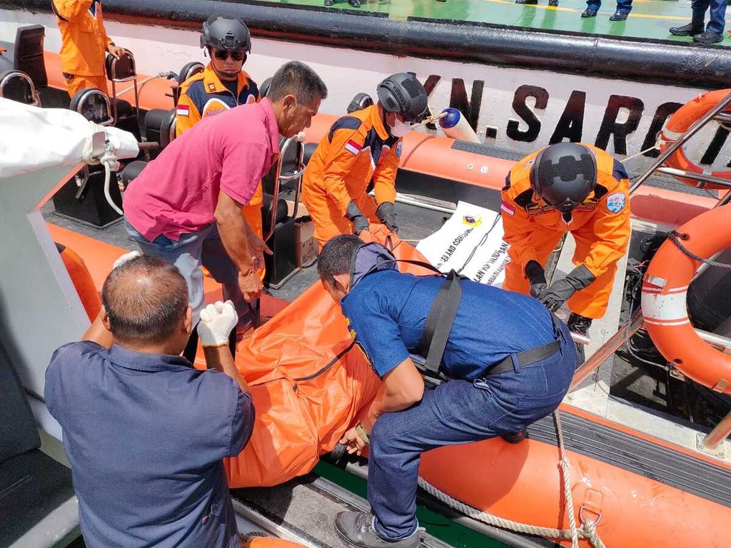 Tim SAR gabungan mengevakuasi salah satu korban meninggal dalam kecelakaan perahu yang diduga mengangkut sejumlah pekerja migran tanpa dokumen di Batam, Kepulauan Riau, Selasa (15/11/2022).