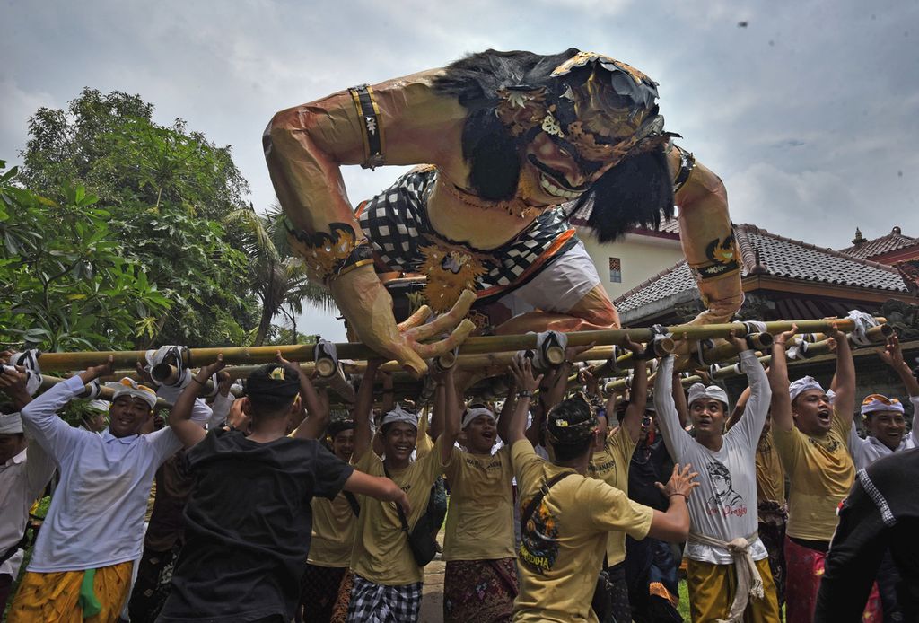 Umat Hindu mengarak ogoh-ogoh saat prosesi upacara Tawur Agung Kesanga di Pura Eka Wira Anantha di Kota Serang, Banten, Minggu (10/3/2024). 