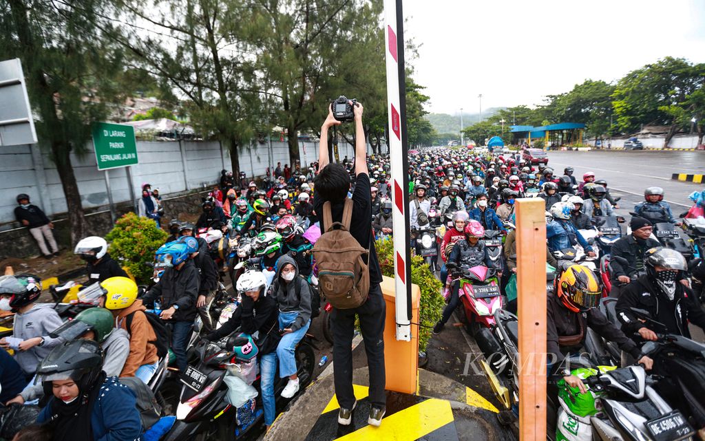 Pewarta foto kantor berita Antara, Akbar, mengabadikan ribuan pemudik sepeda motor di Pelabuhan Merak, Cilegon, Banten, Sabtu (30/4/2022) pagi. 