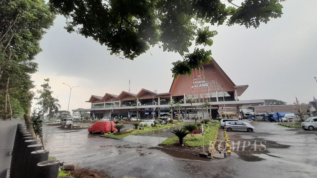 Hujan membasahi kawasan Stasiun Malang, Jawa Timur, Rabu (13/4/2022) siang. Memasuki 10 hari yang kedua pada bulan Ramadhan, 24 persen tiket kereta api jarak jauh telah terjual untuk masa Lebaran 1443 Hijriah di Malang, Jawa Timur.