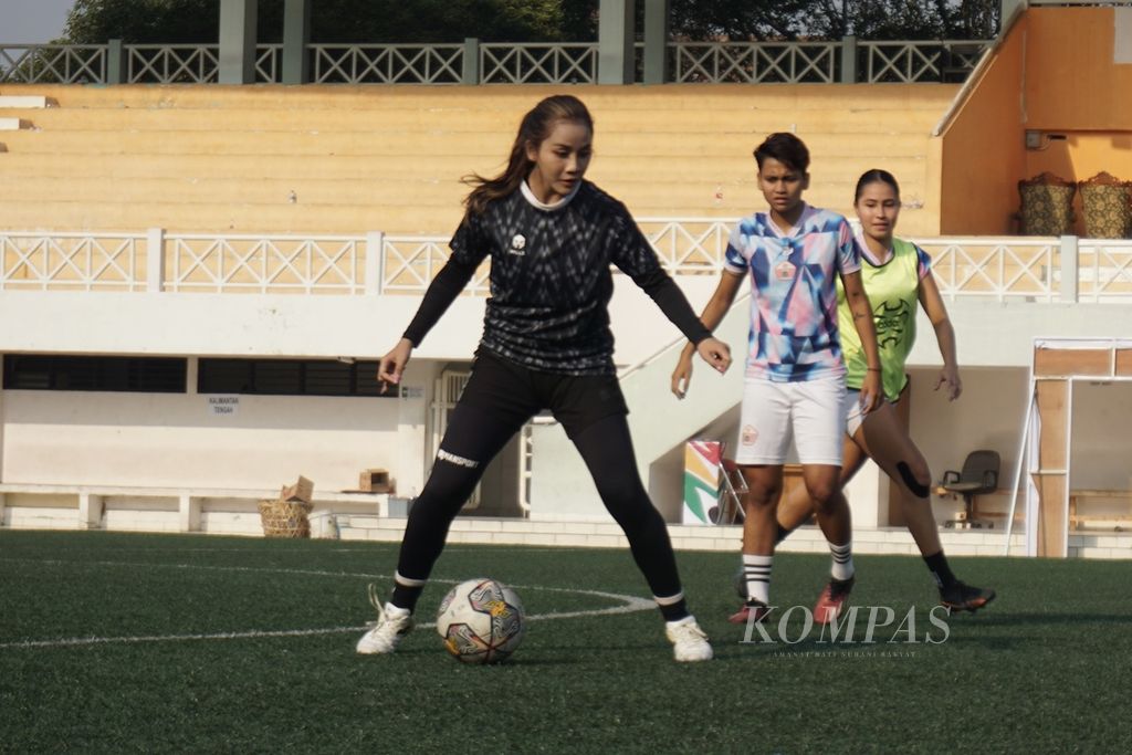 Pemain tim sepak bola putri DKI Jakarta, Shafira Ika Putri Kartini (jersei hitam), berlatih di Lapangan Terbuka Ingub, Klender, Jakarta Timur, Rabu (18/10/2023), untuk babak kualifikasi PON XXI Aceh-Sumatera Utara 2024 mulai Senin (23/10/2023).
