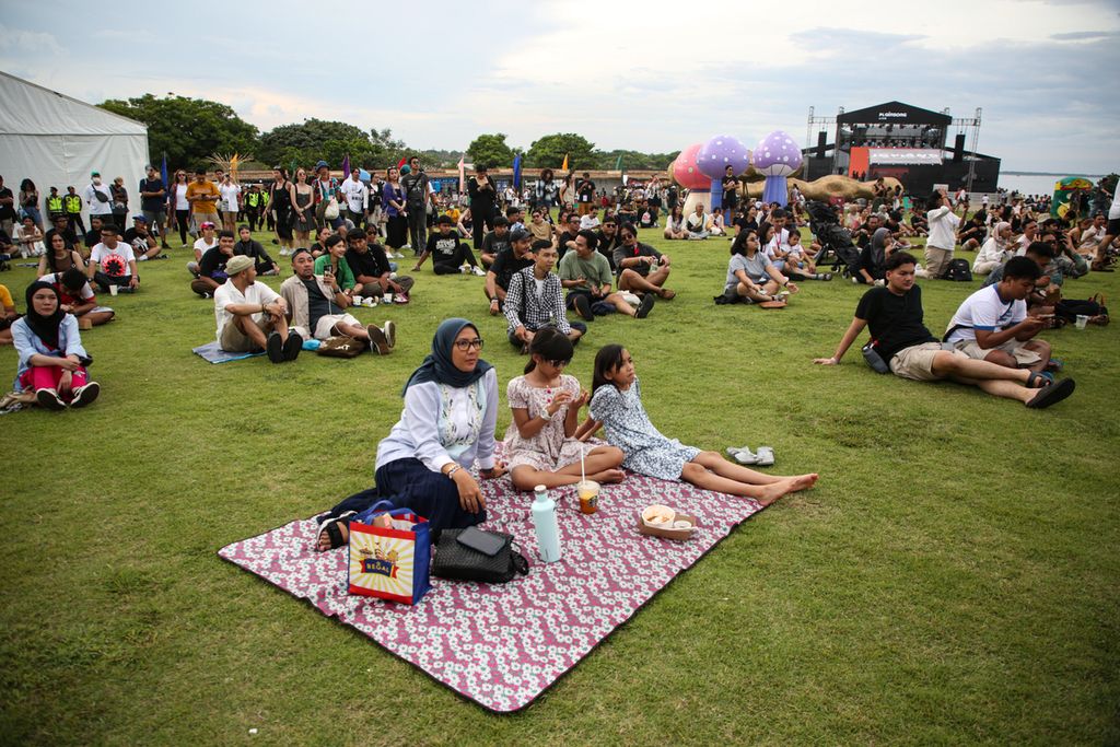Suasana piknik ketika para penonton menyaksikan suguhan musik dari penampil di festival musik Joyland Bali 2023 di Peninsula Island, Nusa Dua, Bali, Jumat (17/3/2023).