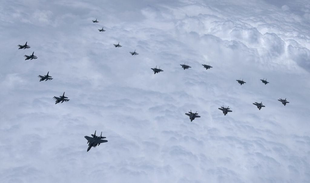 Dalam foto yang diriis oleh Kementerian Pertahanan Korea Selatan memperihatkan formasi taktis pesawat-pesawat tempur Angkatan Udara Korea Selatan dan Angkatan Udara Amerika Serikat di atas perairan Laut Kuning, Selasa (7/6/2022).