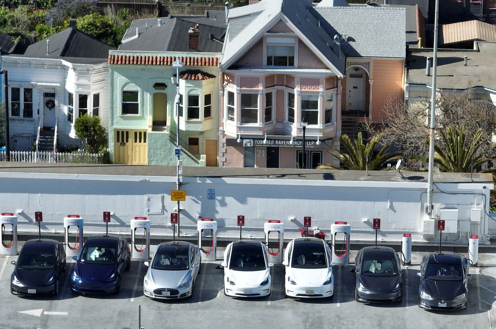 Dari foto udara ini terlihat mobil-mobil Tesla sedang mengisi ulang baterai di stasiun Supercharger Tesla pada 15 Februari 2023 di San Francisco, California, AS. 