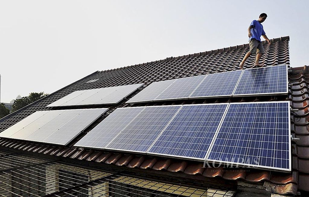 Penggunaan  panel tenaga surya untuk listrik rumah tangga di kawasan Jakarta Selatan.