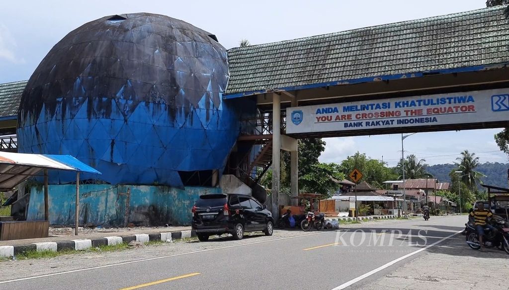 Suasana jalan lintas Sumatera di sekitar gerbang Monumen Ekuator di Nagari Ganggo Mudiak, Kecamatan Bonjol, Pasaman, Sumatera Barat, Senin (5/9/2022). Kawasan yang dilintasi garis khatulistiwa yang membelah bumi jadi bagian utara dan selatan ini merupakan ikon wisata Pasaman.