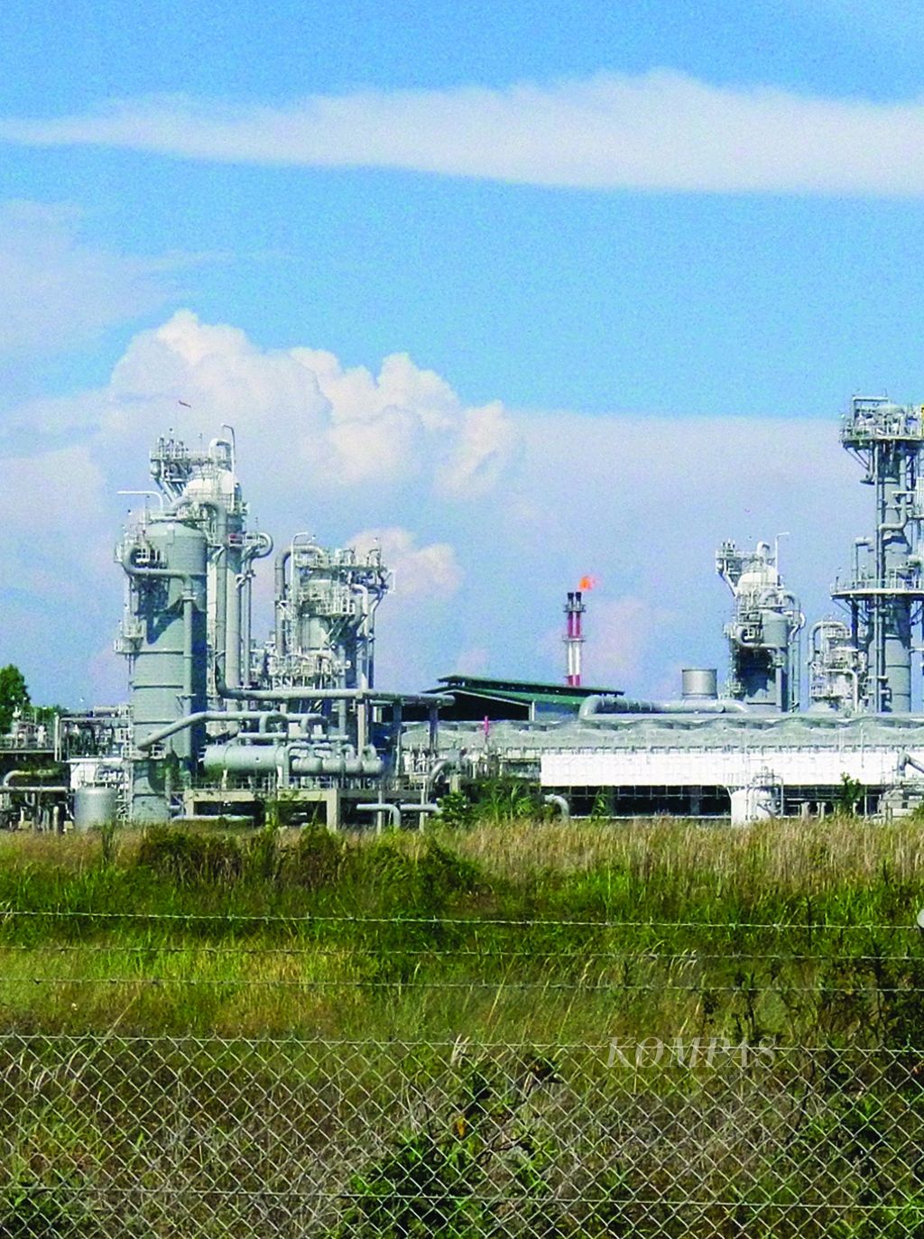 LNG Tangguh salah salah satu penghasil gas alam cair Indonesia yang terletak di Kampung Tanah Merah, Distrik Sumuri, Kabupaten Teluk Bintuni, Papua Barat, Selasa (13/12).