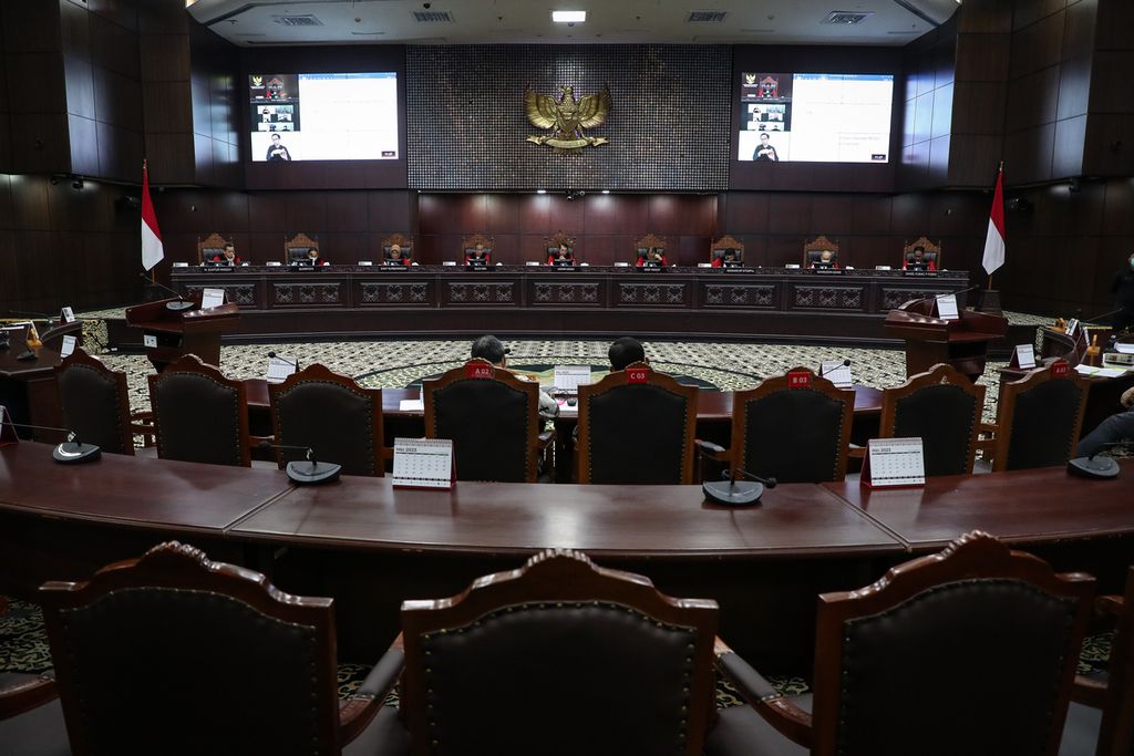 Suasana sidang putusan uji materi Undang-Undang Nomor 30 Tahun 2002 tentang Komisi Pemberantasan Tindak Pidana Korupsi di Gedung Mahkamah Konstitusi (MK), Jakarta, Kamis (25/5/2023). MK mengabulkan permohonan uji materi terkait perubahan masa jabatan pimpinan Komisi Pemberantasan Korupsi (KPK) dari empat tahun menjadi lima tahun.