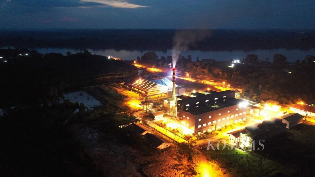 Lampu menerangi Pembangkit Listrik Tenaga Uap (PLTU) Sintang di Kabupaten Sintang, Kalimantan Barat, Minggu (10/10/2021). PLTU Sintang yang memiliki kapasitas terpasang sebesar 21 Megawatt (MW) menggunakan bahan bakar co-firing atau pencampuran biomassa dengan batu bara dalam hal ini cangkang sawit. Penggunaan cangkang sawit membantu meningkatkan bauran energi terbarukan. 