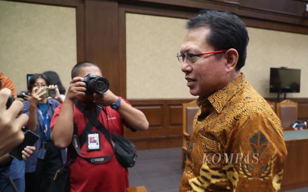 Sekretaris Mahkamah Agung (MA) nonaktif Hasbi Hasan seusai menjalani sidang pembacaan putusan di Pengadilan Tindak Pidana Korupsi, Jakarta, Rabu (3/4/2024).