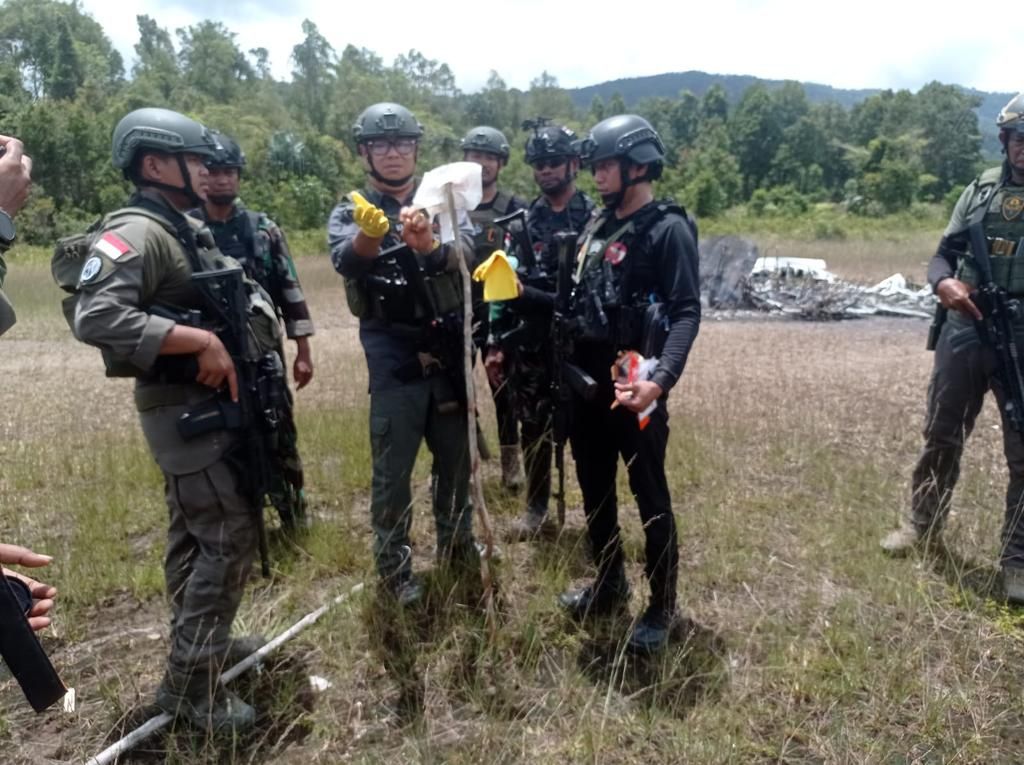 Tim gabungan TNI-Polri melakukan olah tempat terjadinya perkara kasus pembakaran pesawat Susi Air oleh kelompok kriminal bersenjata Egianus Kogoya di Distrik Paro, Kabupaten Nduga, Papua Pegunungan, Rabu (15/2/2023).