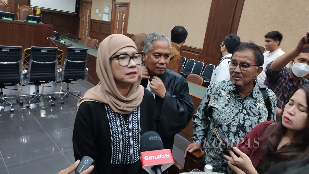 Bekas Direktur Utama PT Pertamina (Persero) Karen Agustiawan seusai mengikuti sidang pembacaan surat dakwaan terhadap dirinya di Pengadilan Tindak Pidana Korupsi Jakarta, Senin (12/1/2024).