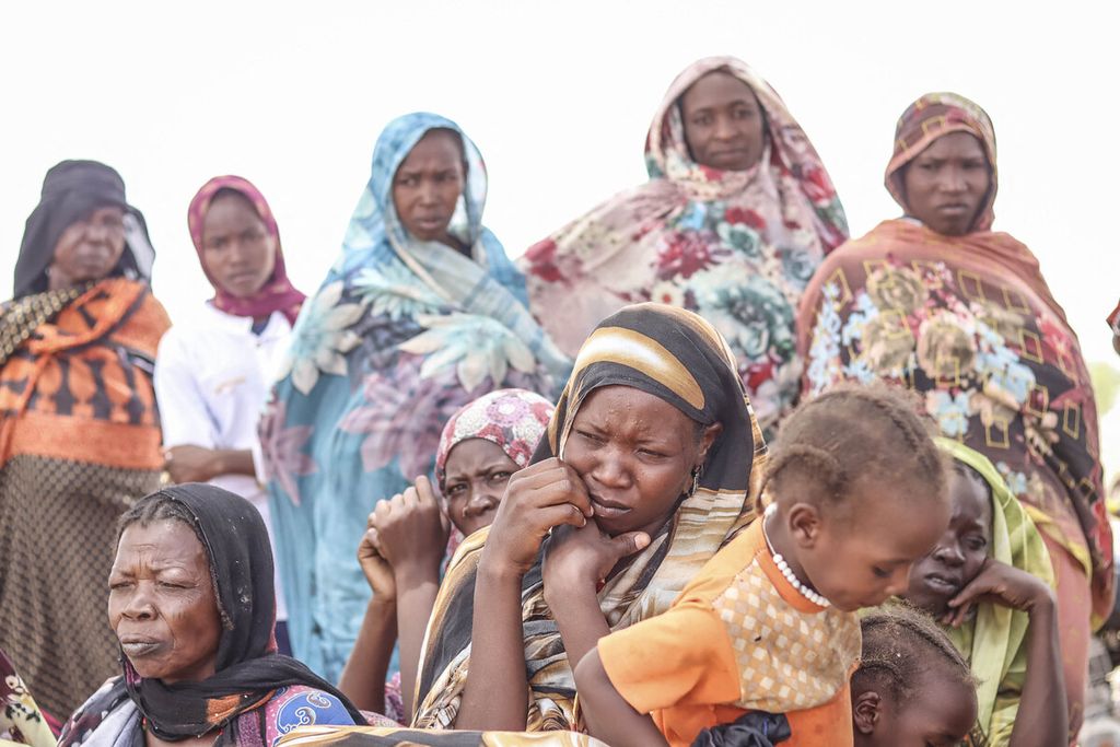 Pengungsi Sudan dari daerah Tandelti yang menyeberang ke Chad berkumpul di kamp pengungsia di Koufroun, dekat Echbara, Minggu (30/4/2023). AFP/Gueipeur Denis SASSOU 30-04-2023 