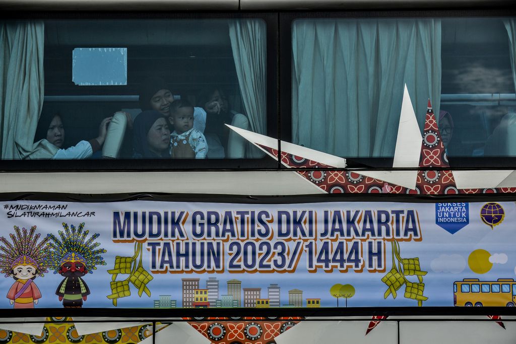 Beberapa pemudik duduk di bangku penumpang di salah satu bus di kawasan Monas, Jakarta Pusat, Senin (17/4/2023).