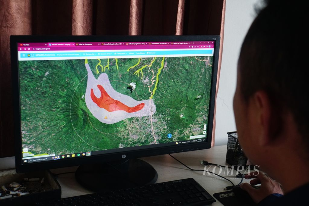 Petugas Pos Pengamatan Gunung Api Lokon dan Mahawu mengamati peta aktivitas Gunung Lokon di Tomohon, Sulawesi Utara, Kamis (20/7/2023).