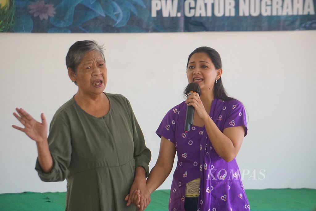 Penyanyi Lisa A Riyanto menghibur warga lansia di Panti Wreda Catur Nugraha di Kaliori, Banyumas, Jawa Tengah, Selasa (30/5/2023).