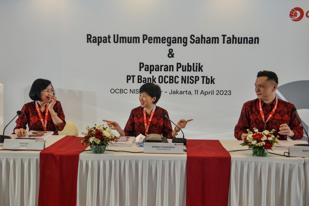 Presiden Direktur Bank OCBC NISP Parwati Surjaudaja (tengah) berbincang dengan Direktur Bank OCBC NISP Hartati (kiri) dan Martin Widjaja dalam acara Paparan Publik Rapat Umum Pemegang Saham Tahunan OCBC NISP di OCBC NISP Tower, Jakarta Selatan, Selasa (11/4/2023). 