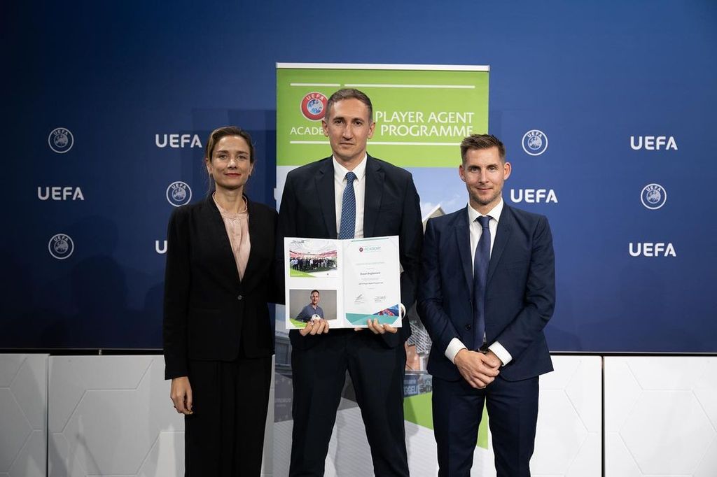 Dusan Bogdanovic (tengah), pendiri agensi pemain Level Up Asia, berfoto seusai dinyatakan lulus pada Program Agen Pemain UEFA yang diselenggarakan di Kantor Pusat UEFA di Nyon, Swiss, November 2022.
