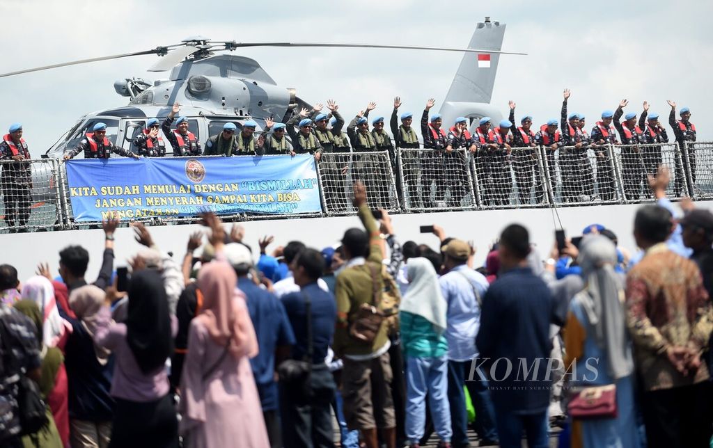 Satgas Maritime Task force (MTF) TNI KONGA XXVIII-N UNIFIL TA 2022 yang pergi bertugas ke Lebanon dengan KRI Frans Kaisepo-368 melambaikan tangan ke arah keluarga saat meninggalkan Dermaga Madura Koarmada II, Kota Surabaya, Jawa Timur, Jumat (25/11/2022). 