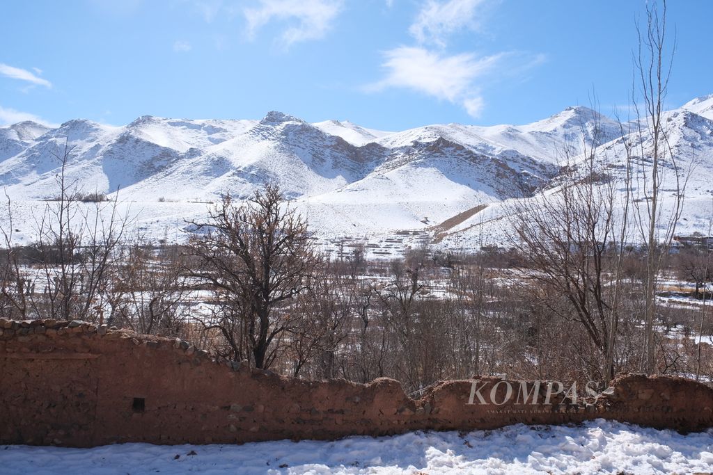  Pegunungan Karkas di Desa Abyaneh, yang terletak antara kota Kashan dan Isfahan, Iran, 4 Februari 2023. Desa ini merupakan salah satu desa tertua di Iran dengan bangunan-bangunan dari tanah liat yang diperkirakan telah ada lebih dari 1.500 tahun.  