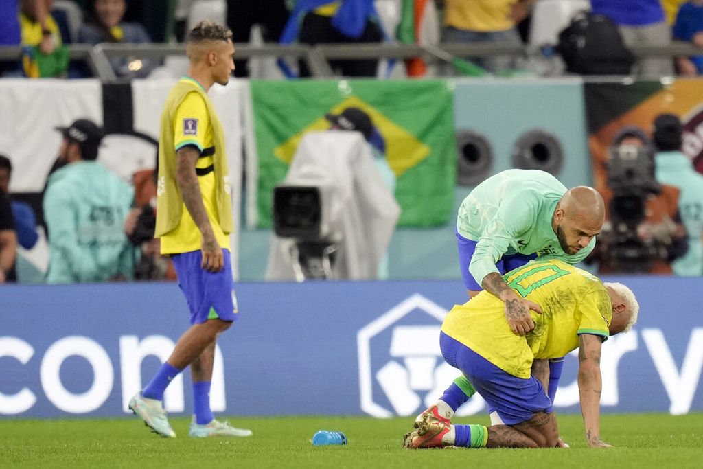 Neymar (kanan bawah) dihibur rekannya setelah mereka dikalahkan Kroasia setelah pertandingan sepak bola perempat final Piala Dunia antara Kroasia dan Brasil, di Stadion Education City di Al Rayyan, Qatar, Jumat (9/12/2022). 