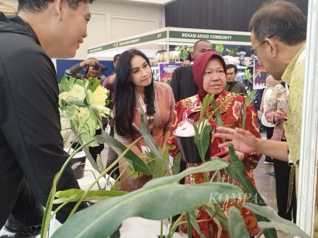 Menteri Sosial Tri Rismaharini mengunjungi stan pameran Floriculture Indonesia International Expo 2023 di ICE BSD, Kabupaten Tangerang, Kamis (28/9/2023).