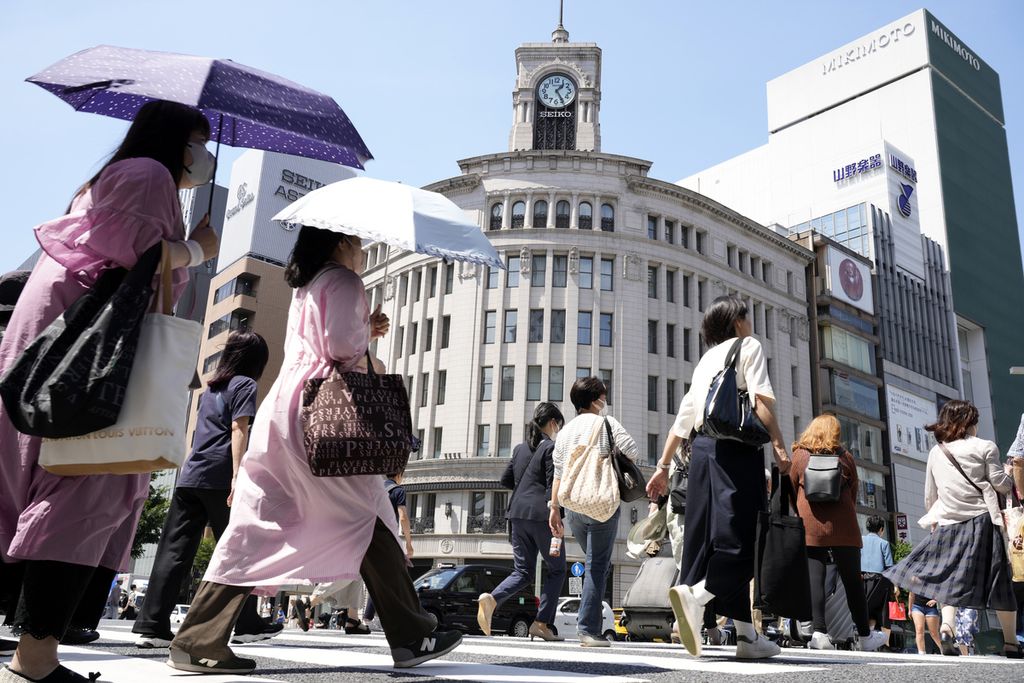 Warga berjalan di sebuah tempat penyeberangan di Tokyo, Jepang, 5 JUni 2023.  Upah dan gaji di Jepang meningkat lebih besar daripada dekade-dekade sebelumnya. Namun, harga-harga kebutuhan hidup di negeri itu juga melonjak akibat inflasi. 
