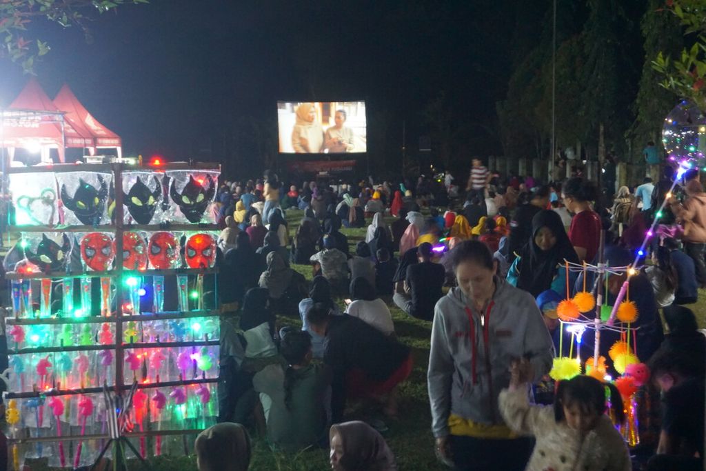 Suasana meriah tampak saat warga menonton film pada acara <i>layar tanjleb</i> dalam rangkaian Festival Film Purbalingga di Desa Toyareja, Kabupaten Purbalingga, Jawa Tengah, Sabtu (22/7/2023) malam.