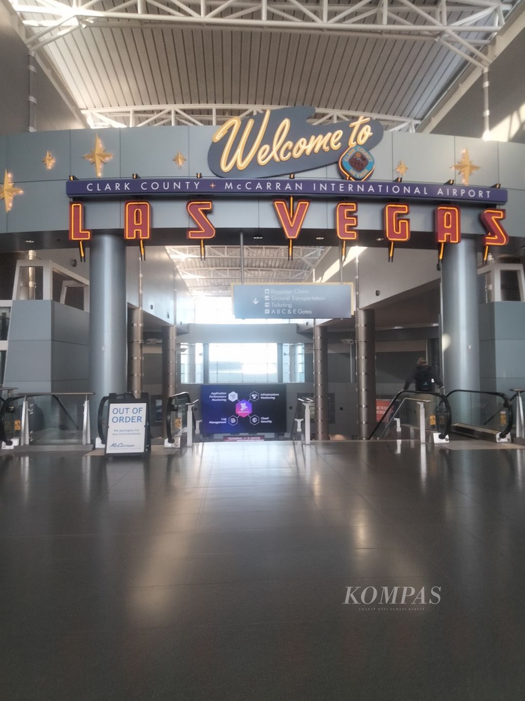 Terminal kedatangan Bandara Internasional Las Vegas. Imaji Las Vegas sebagai kota judi bahkan sudah tampak di bandara. Mesin slot untuk bermain judi bisa dijumpai dengan mudah di bandara.