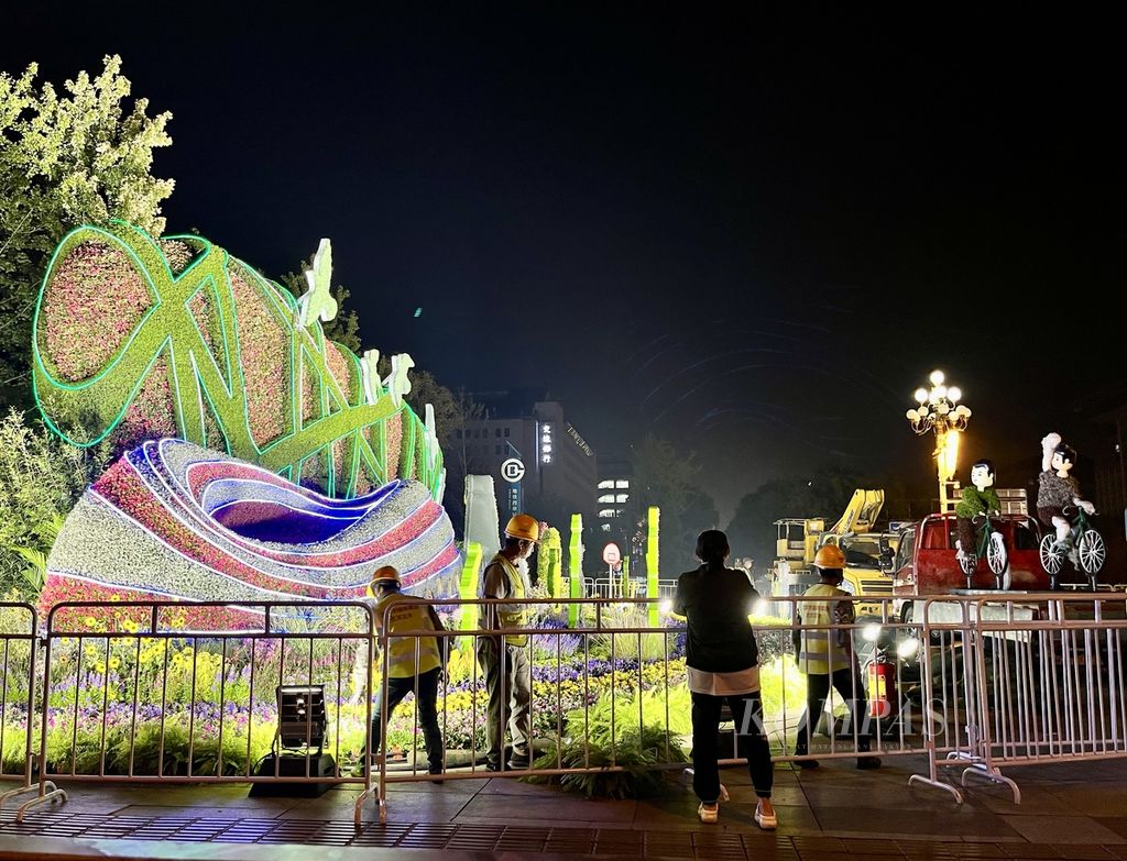 Para pekerja menata taman di salah satu perempatan di Beijing, China, Senin (26/9/2022). Kota Beijing bersolek menjelang perayaan Hari Nasional China, 1 Oktober 2022. 
