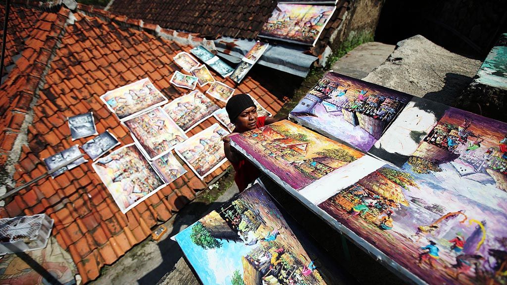  Giri menjemur sejumlah karya di atap rumah di Jelekong, Kabupaten Bandung, Jawa Barat, Jumat (17/2). 