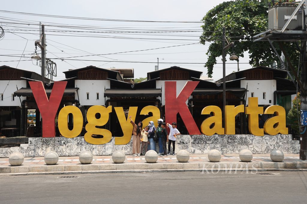 Wisatawan mengunjungi kawasan wisata Jalan Malioboro, Yogyakarta, Minggu (22/10/2023).