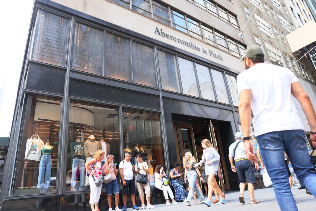 Warga berjalan di depan toko Abercrombie & Fitch di Fifth Avenue, New York, Amerika Serikat, 25 Agustus 2022. 