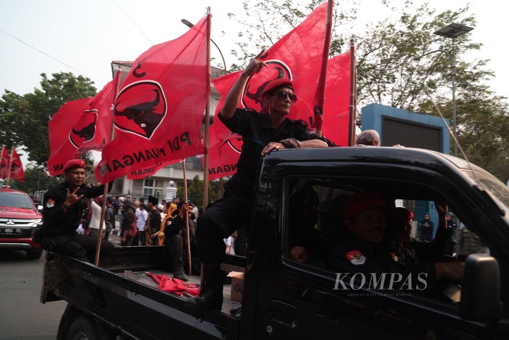 Rombongan partai politik peserta Pemilu 2024 mengikuti Kirab Pemilu di Alun-alun Lebak, Banten, Senin (18/9/2023). Kirab Pemilu 2024 ini adalah program Komisi Pemilihan Umum yang berlangsung sejak 14 Januari 2023 atau satu tahun menjelang pemungutan suara.