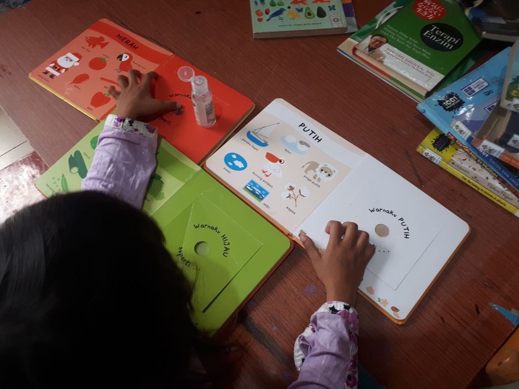 Seorang anak membaca buku bergambar di Kampung Buku, Cibubur, Jakarta Timur, Kamis (6/10/2022). Salah satu upaya membentuk kebiasaan literasi adalah dengan mengenalkan anak dengan buku sejak usia dini.