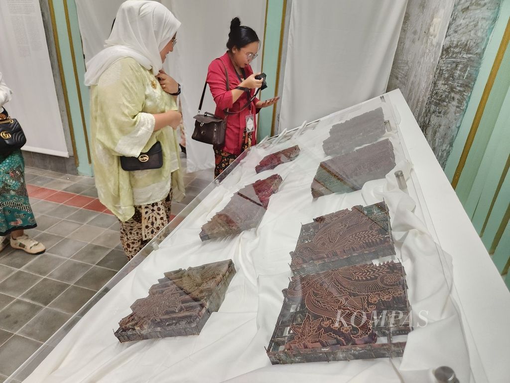 Pengunjung menyaksikan koleksi alat cap batik milik Pura Mangkunegaran dalam gelaran "Angsukayana" di Pura Mangkunegaran, Kota Surakarta, Jawa Tengah, Minggu (29/10/2023). 