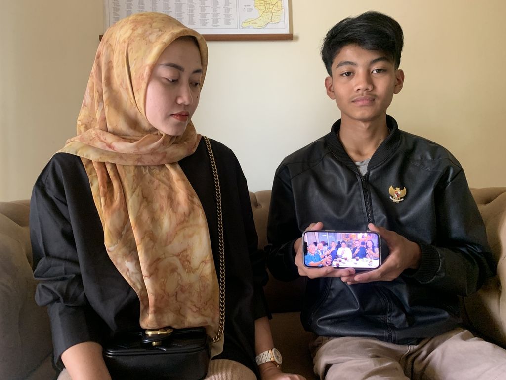 Istri dan anak Paryanto saat menunjukkan foto Paryanto dengan sejumlah musisi dan politisi, Rabu (5/4/2023). Paryanto merupakan salah seorang dari belasan korban pembunuhan berantai yang dilakukan dukun pengganda uang di Barnjarnegara, Jawa Tengah.