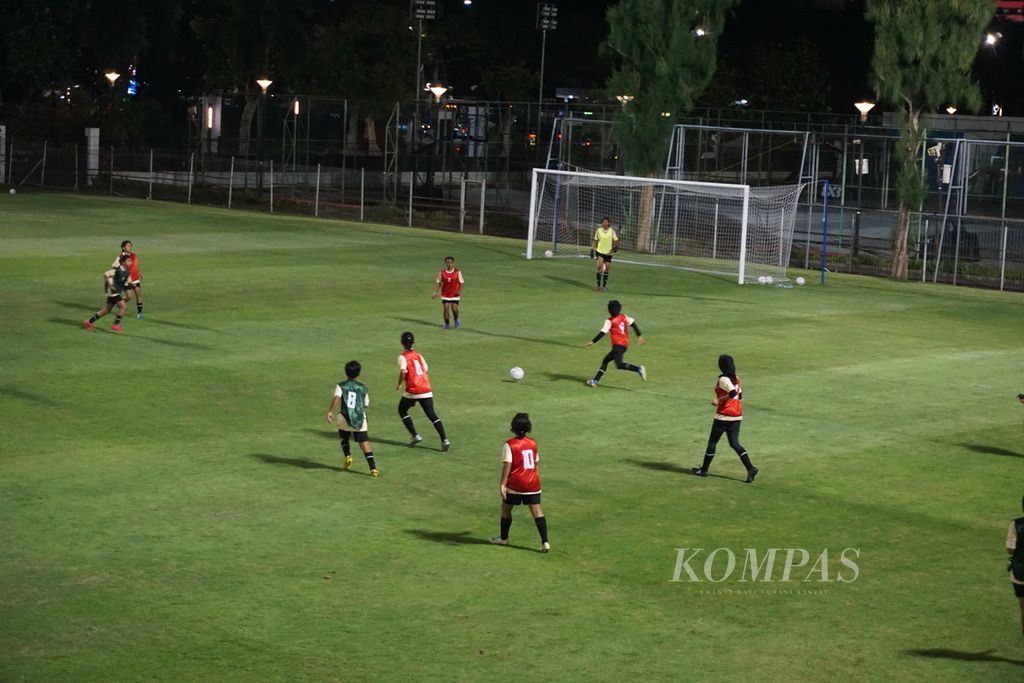 Para pesepak bola putri belia berunjuk gigi dalam seleksi timnas U-17 di Lapangan A Gelora Bung Karno, Senayan, Jakarta, Rabu (27/3/2024) malam.