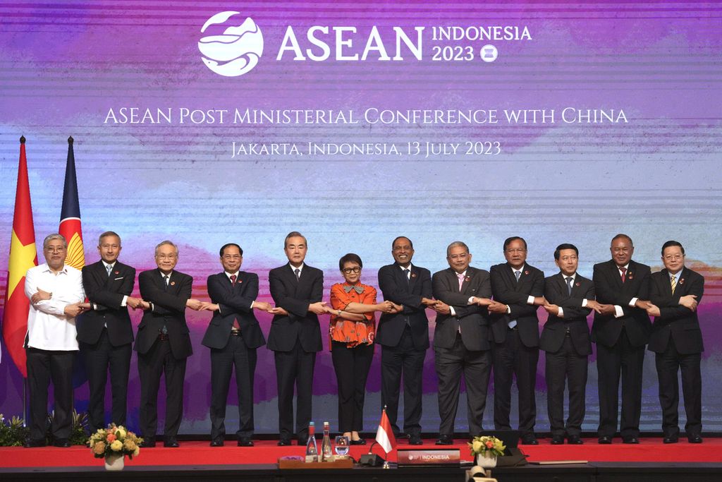 Para menteri luar negeri negara-negara ASEAN dan Sekretaris Jenderal ASEAN Kao Kim Hourn (kanan) bergandengan tangan saat sesi foto bersama selama Konferensi Pasca-Menteri ASEAN dengan China pada Pertemuan Menteri Luar Negeri ASEAN di Jakarta, Kamis (13/7/2023).