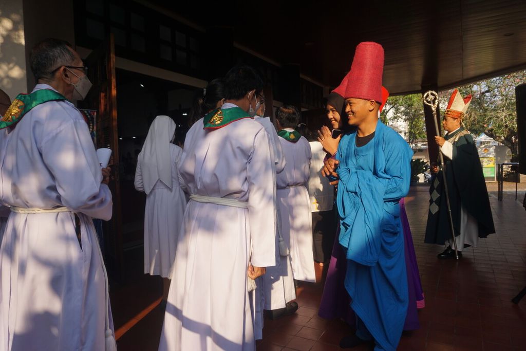 Para penari Komunitas Sufi Purwokerto menyapa petugas liturgi di Gereja Santo Agustinus Purbalingga, Jawa Tengah, Minggu (3/9/2023). 