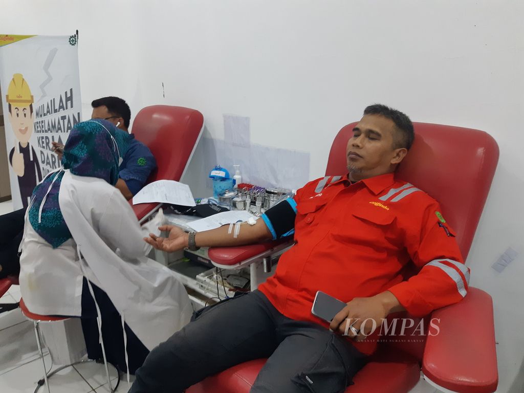Warga mendonorkan darahnya di Kantor Palang Merah Indonesia Kota Cirebon, Jawa Barat, Kamis (12/1/2023).