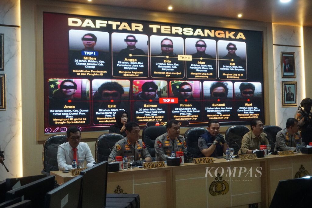 Sebanyak 12 orang ditetapkan jadi tersangka kasus judi daring di Purwokerto, Banyumas, Jawa Tengah, Selasa (25/6/2024). Satu orang masih dalam pencarian. Omzet jaringan ini mencapai Rp 3,4 miliar per bulan.