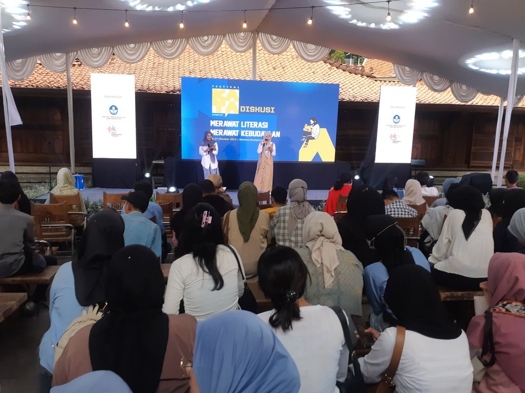 Suasana pembacaan puisi dalam acara Festival Kata di Bentara Budaya Jakarta, Jumat (27/10/2023). Acara itu dipersembahkan harian <i>Kompas </i>yang didukung oleh Direktorat Kebudayaan Kementerian Pendidikan, Kebudayaan, Riset, dan Teknologi.