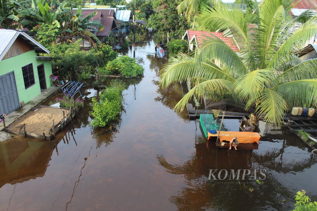 Warga mandi menggunakan air banjir di Desa Kalahien, Kecamatan Dusun Selatan, Kabupaten Barito Selatan, Kalteng, pada Jumat (26/1/2024). Desa itu sudah satu minggu terendam banjir.