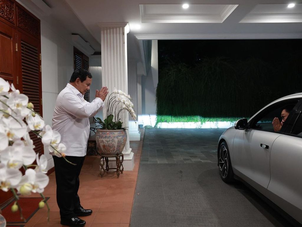 Ketua Umum Partai Gerindra Prabowo Subianto mengatupkan dua telapak tangannya sebagai ucapan salam penutup atas kunjungan dari mantan Gubernur Jawa Barat sekaligus Wakil Ketua Umum Partai Golkar Ridwan Kamil, di Jakarta, Rabu (13/9/2023).