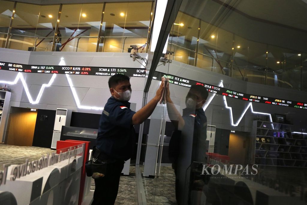 Pergerakan harga saham terpantau dari monitor elektronik di dinding gedung Bursa Efek Indonesia, Jakarta, 4 Juli 2023. 
