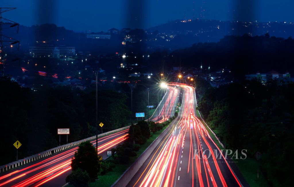 Kendaraan yang meninggalkan jejak lampunya saat melintasi ruang tol Semarang-Ungaran di Manyaran, Kota Semarang, Jawa Tengah, Sabtu (6/4/2024). 