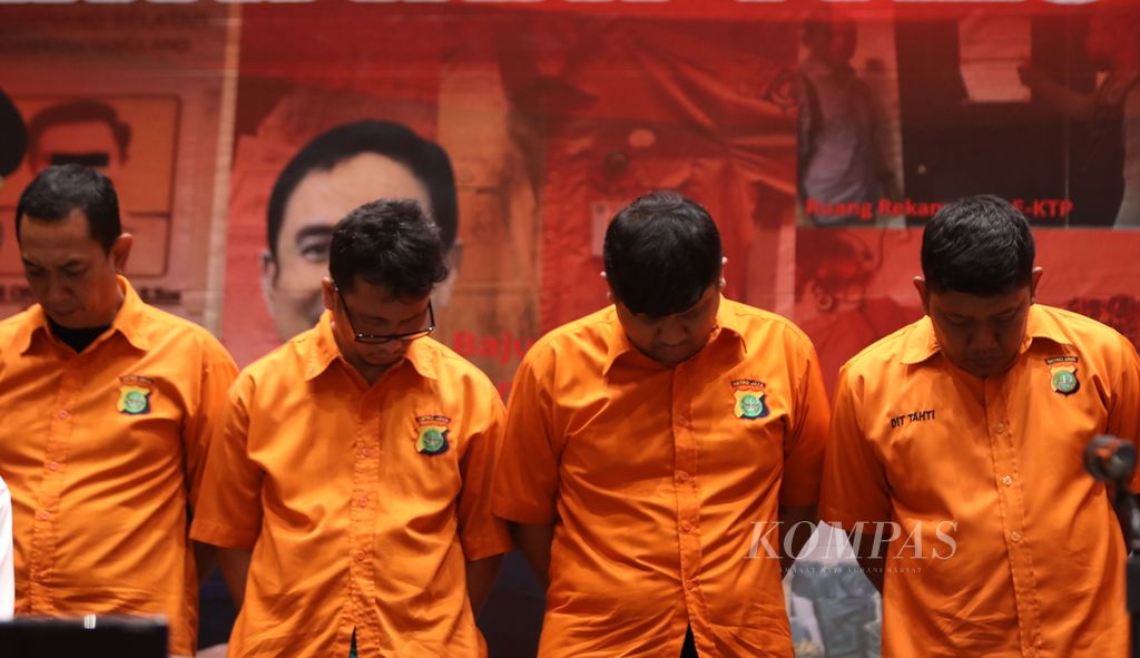 A number of suspects in the land mafia syndicate case were released at a press conference in Jakarta, Wednesday (12/2/2020).